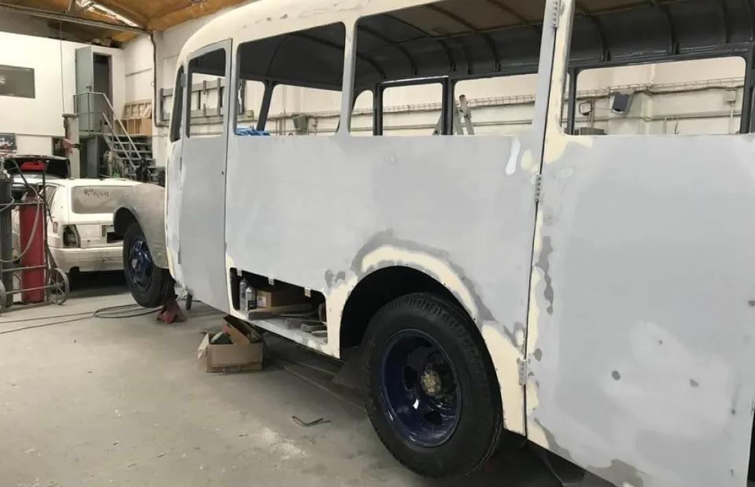 Les rodes s’han hagut de fabricar a mida en un taller de Saragossa i les llantes s’han pintat del blau corporatiu de la Hispano Andorrana dels anys 50. 