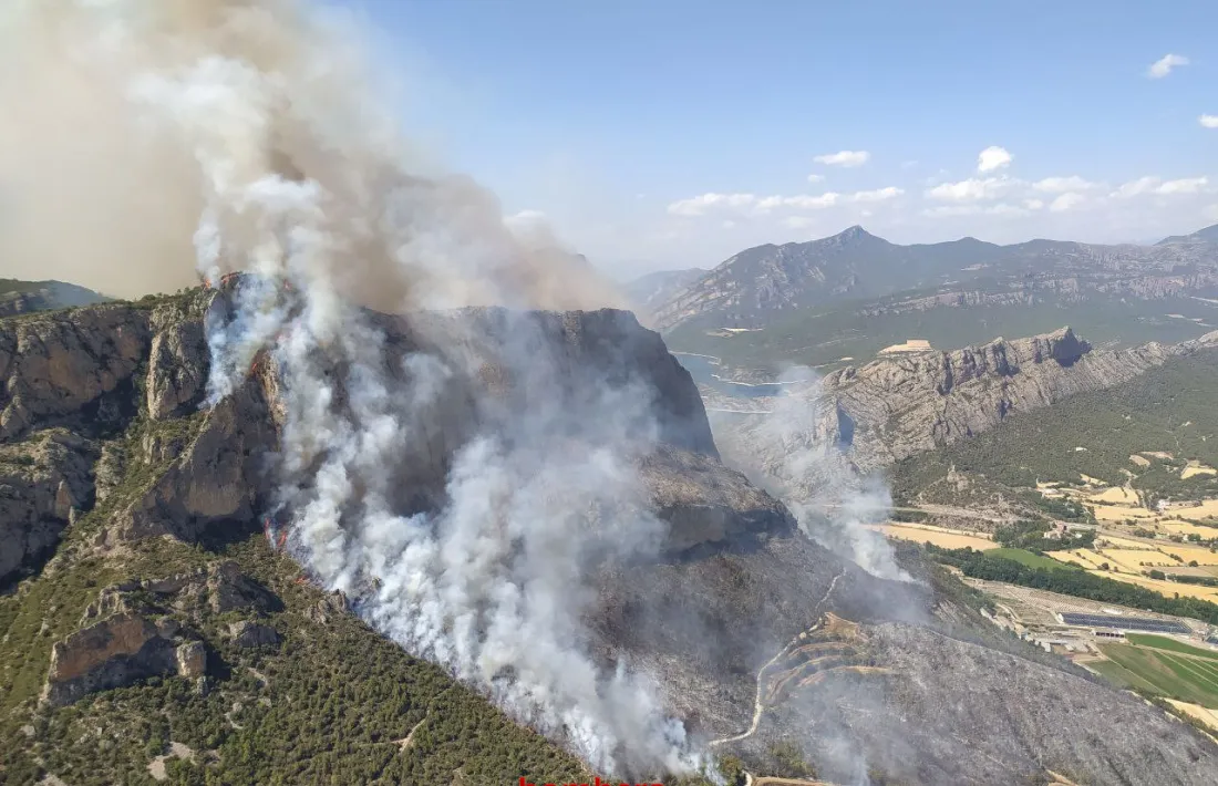 El foc ha fet focus secundaris a l'altra banda de la cinglera. A la imatge, el flanc esquerre de l'incendi.