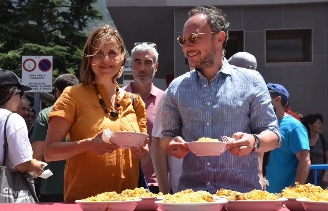 Rosa Gili i Xavier Espot agafant el plat d’arròs de muntanya.