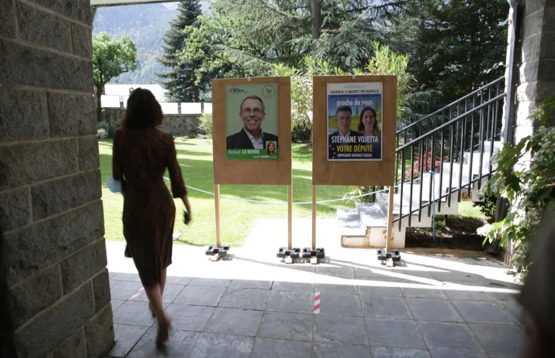 Residents francesos votaven ahir al matí a l’ambaixada.