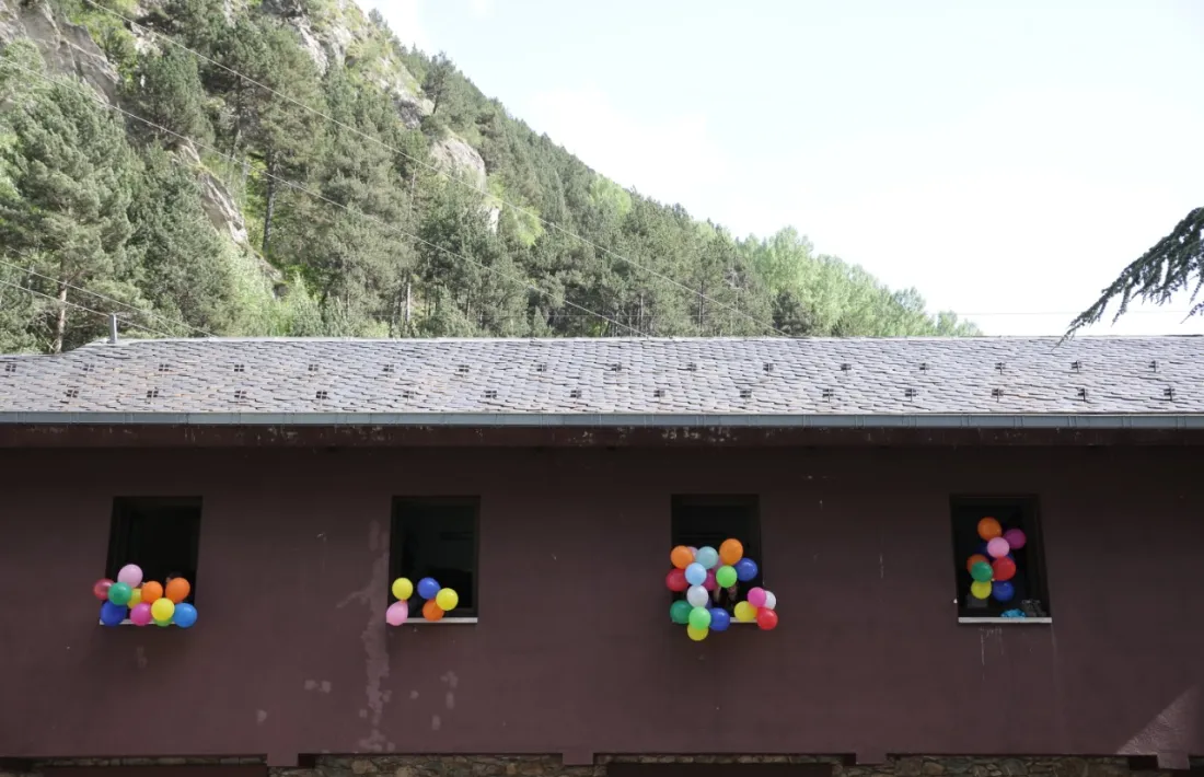 La reproducció de l’acte dels globus de colors per les fi nestres de les habitacions de la casa que es va dur a terme ara fa 40 anys.