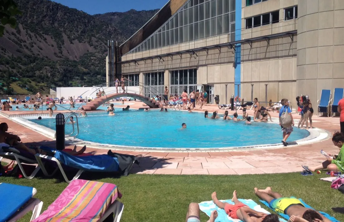 Imatge d'arxiu de la piscina exterior dels Serradells.