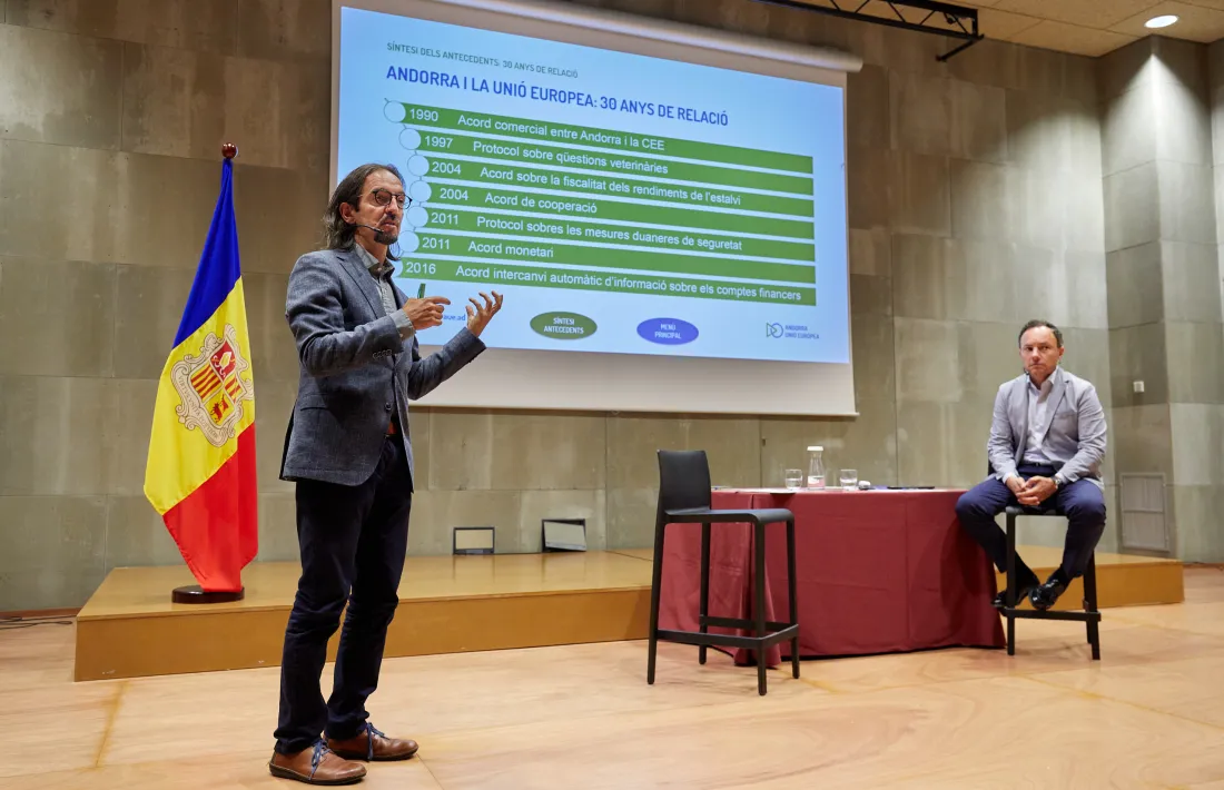 Prop d’una cinquantena de joves ha assistit avui a la xerrada sobre els trenta anys d’Andorra amb la Unió Europea.