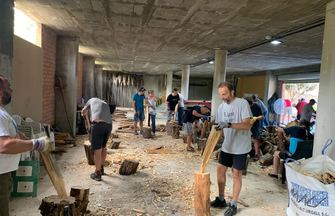 Un moment dels tallers on s'elaboren les falles. 