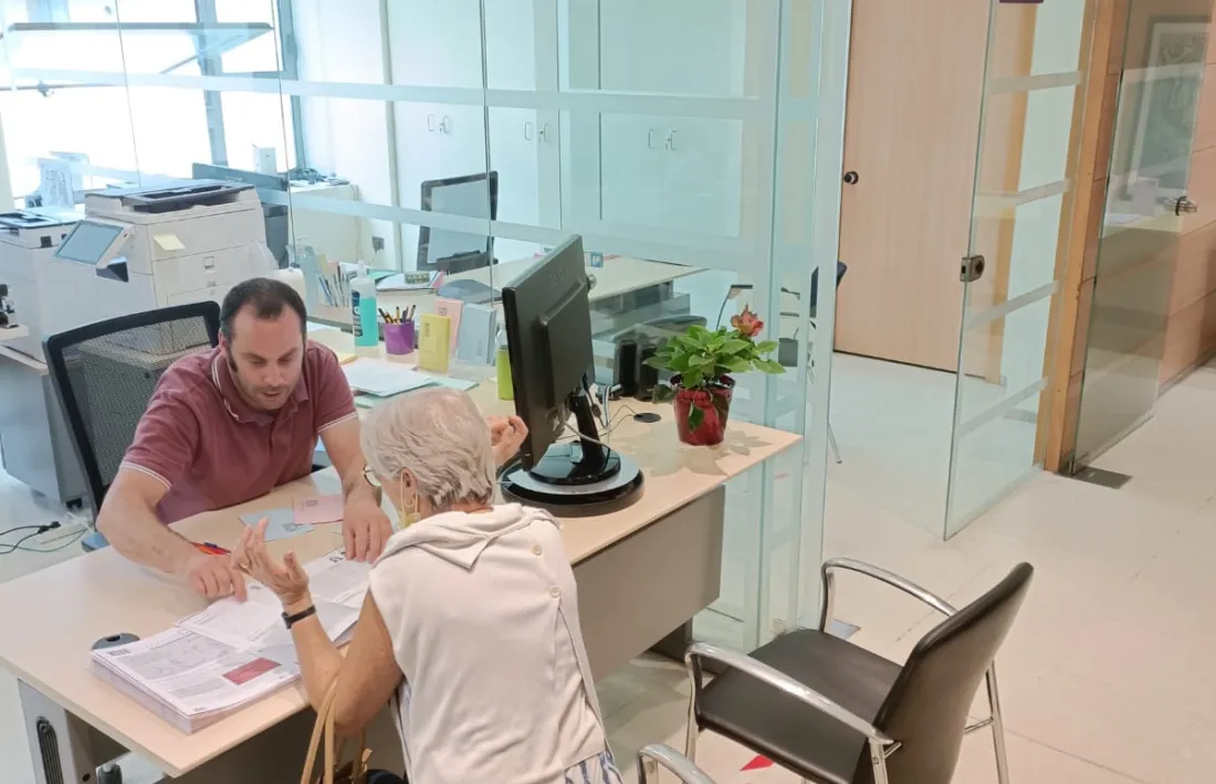 Una ciutadana exercint el vot per dipòsit a la CASS.