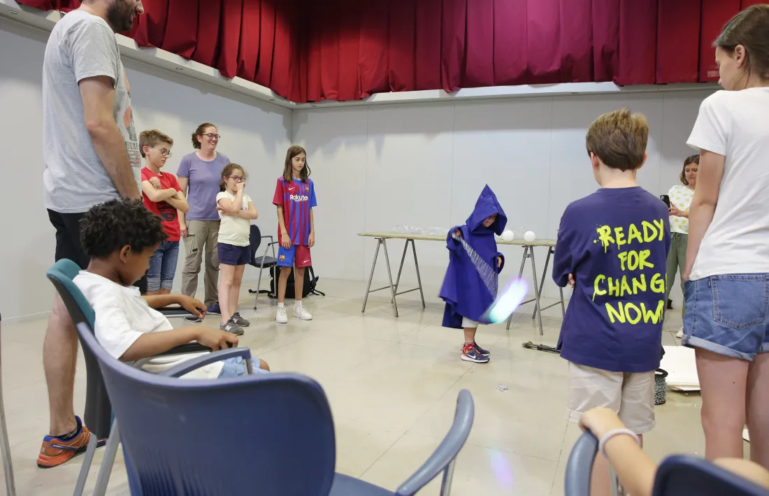 Els nous fallaires preparen a La Closeta les falles que faran rodar demà. La sortida, a les 22.30 hores des del cementiri vell.