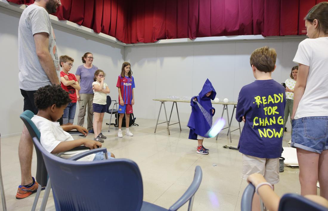 Els nous fallaires preparen a La Closeta les falles que faran rodar demà. La sortida, a les 22.30 hores des del cementiri vell.