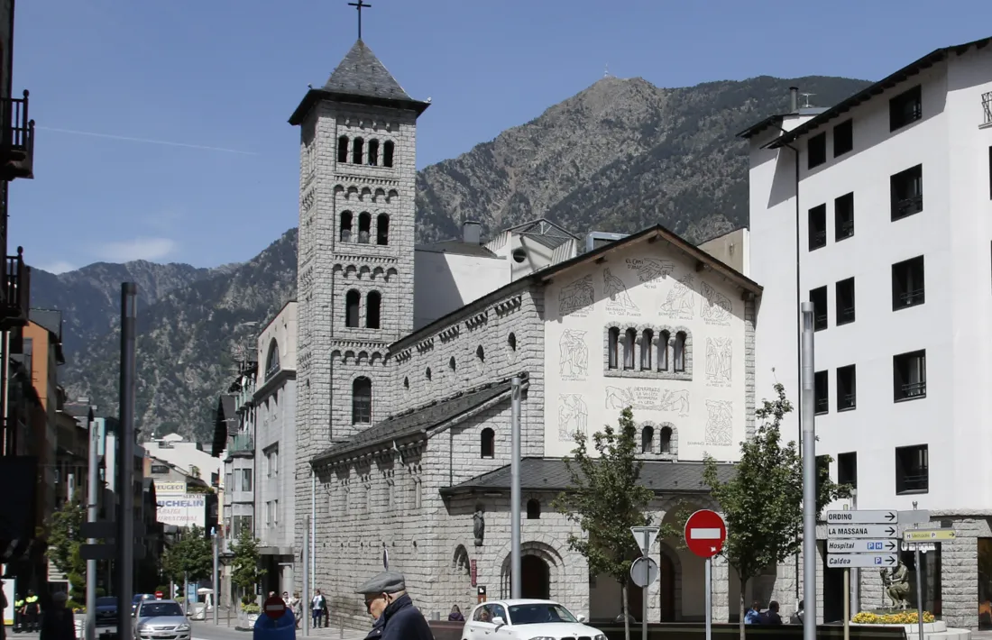 Bonet va afegir el cinquè tram de la nau i l’atri de Sant Pere Màrtir. Era el 1979. Sergi Mas va projectar els esgrafiats de la façana principal, que no figuraven al programa original de Danés.