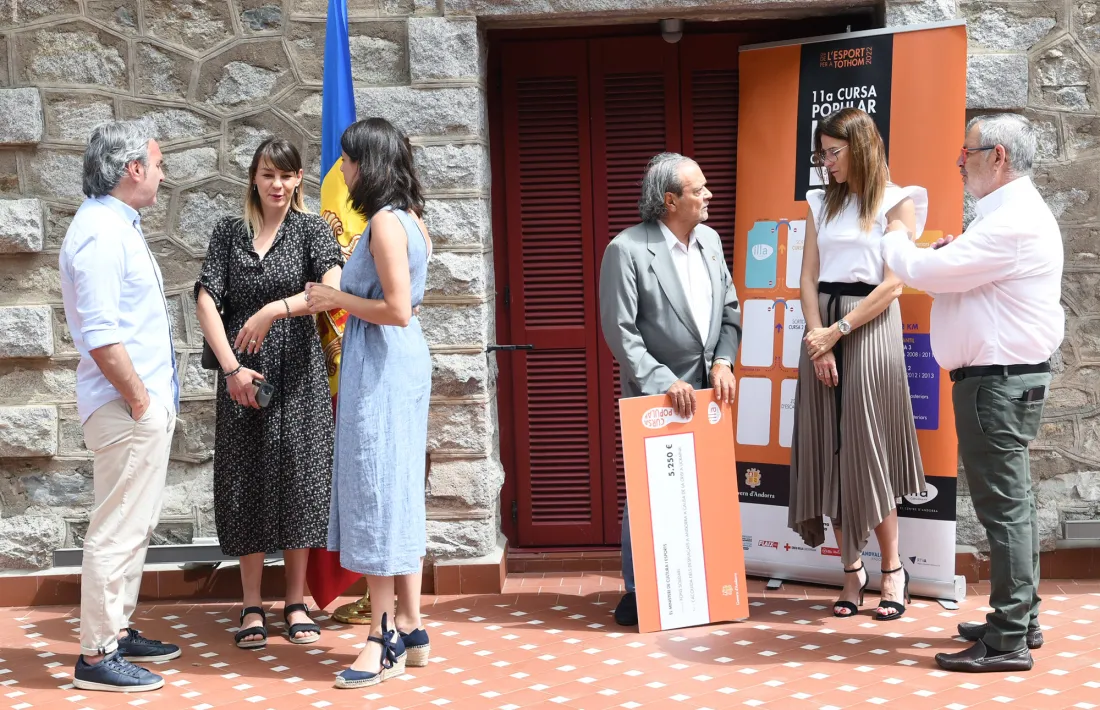 Un moment de l'entrega simbòlica, ahir a la seu del ministeri de Cultura i Esports.