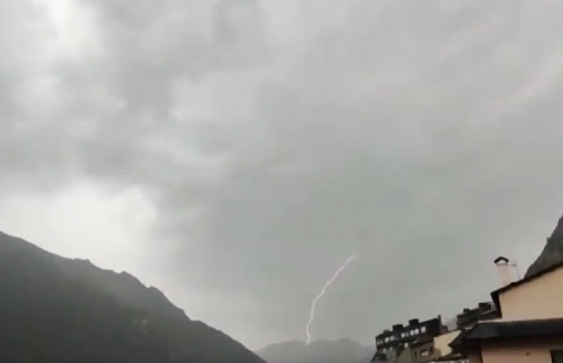 Un dels moments de la tempesta elèctrica d'aquesta tarda.