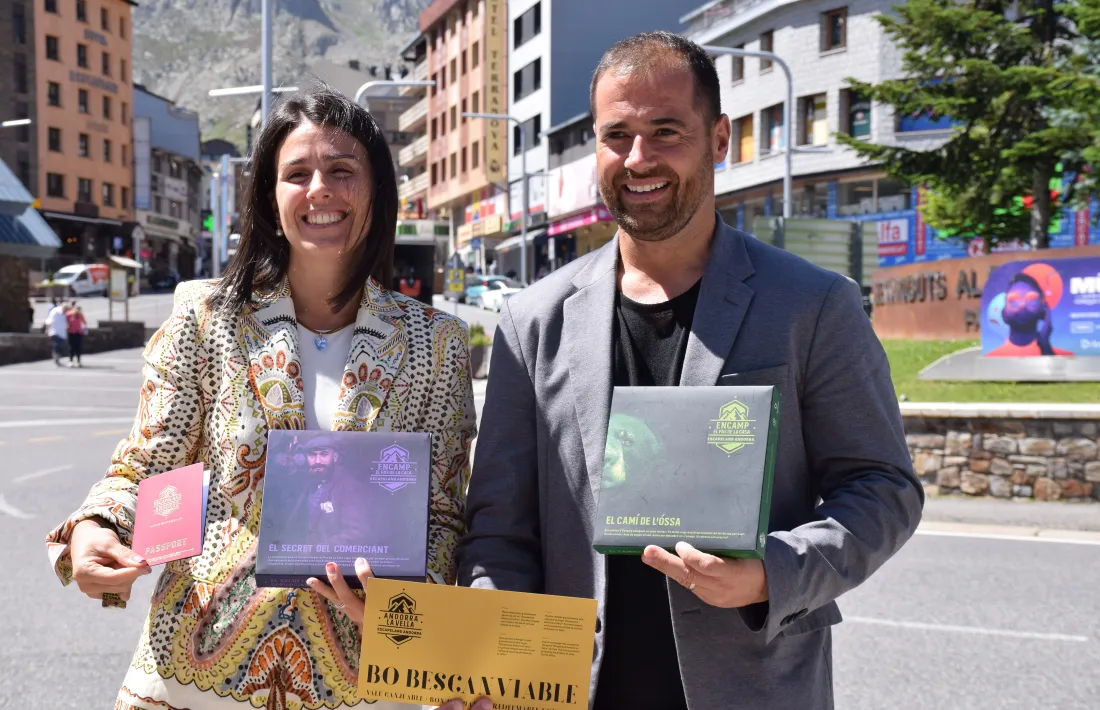 Mas i Marot mostrant els jocs d'Encamp i del Pas de la Casa.