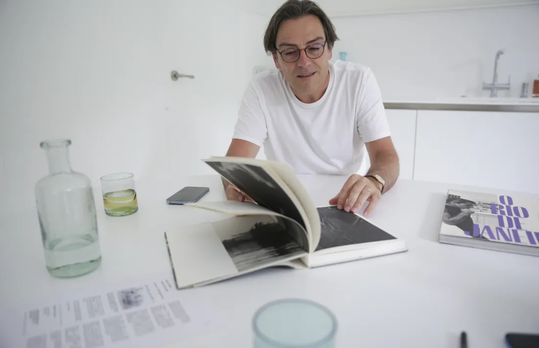 El galerista Pancho Saula fulleja ‘Bear Pound’, un dels 40 llibres que ha publicat Weber.