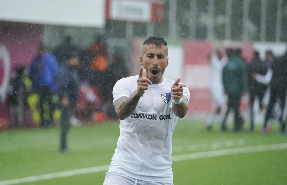 Genís celebrant un dels seus dos gols fent el pistoler.