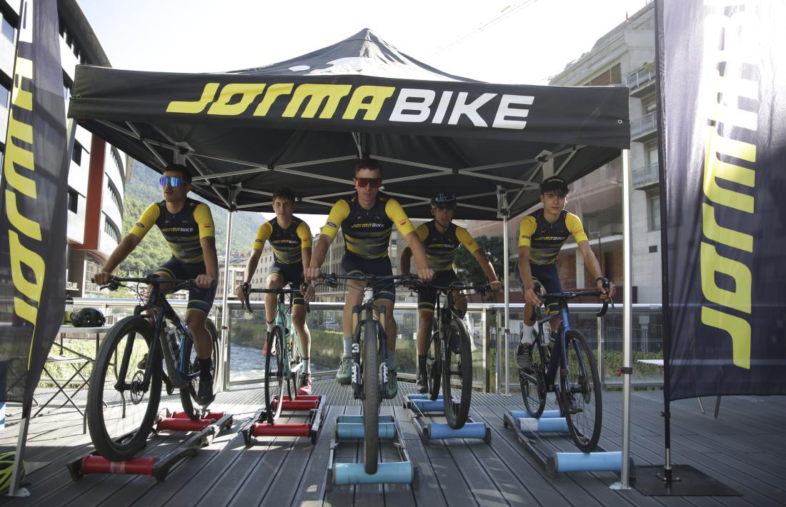 L'equip JormaBike-ACA es va presentar ahir a la plaça de La Rotonda.