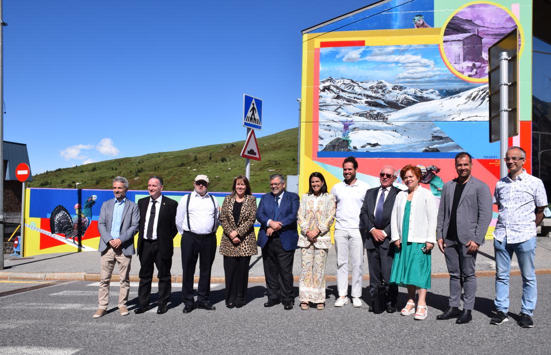 Les autoritats comunals durant la inauguració del mural 'Arrels'.