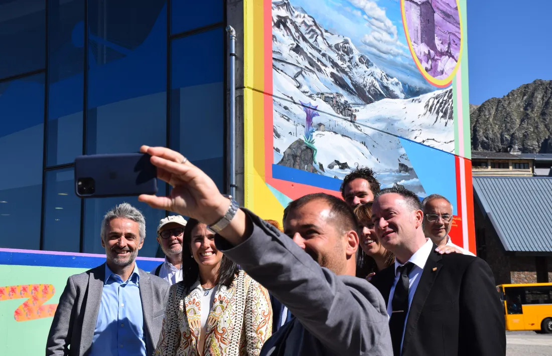 Inaugurat el mural per embellir el Pas