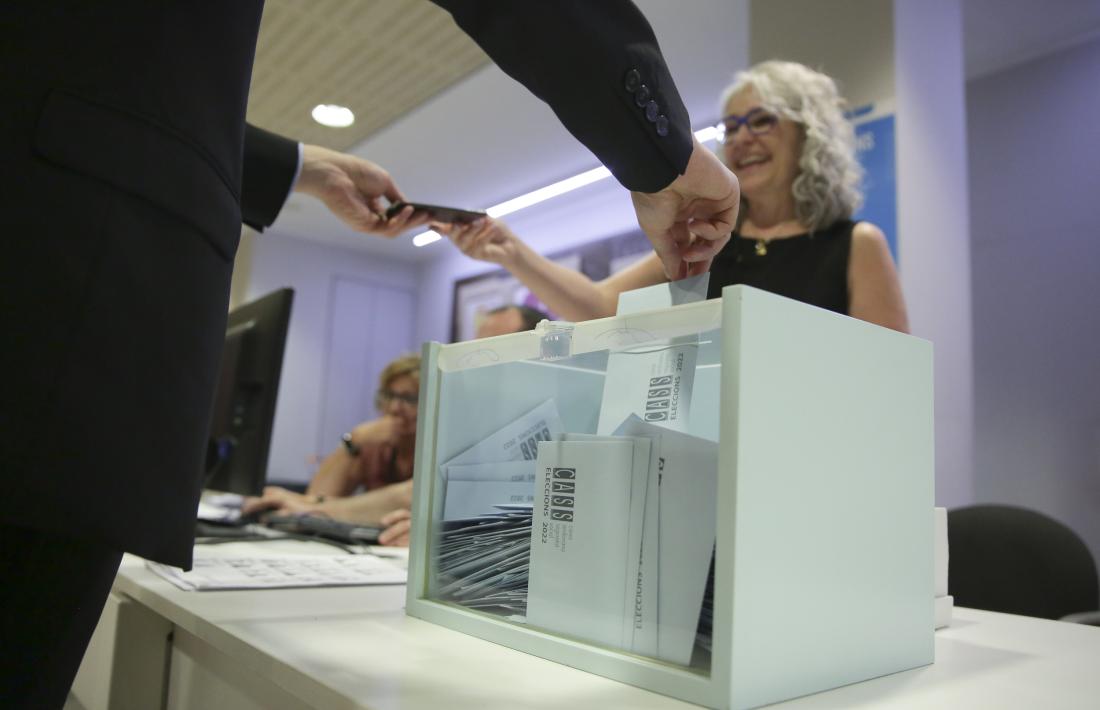 Els electors van anar desfilant en comptagotes entre les 8 i les 21 hores per la seu de la CASS a la capital.