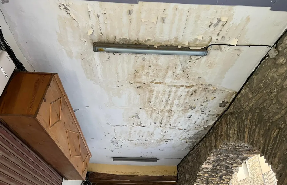 Les imatges de detall expliciten l’estat en què es troba el carrer Canonges.