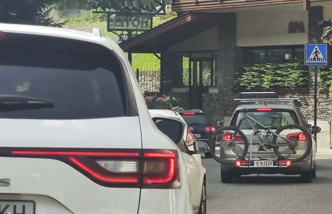 Les cues per travessar el centre de la Massana són una constant des de fa temps.