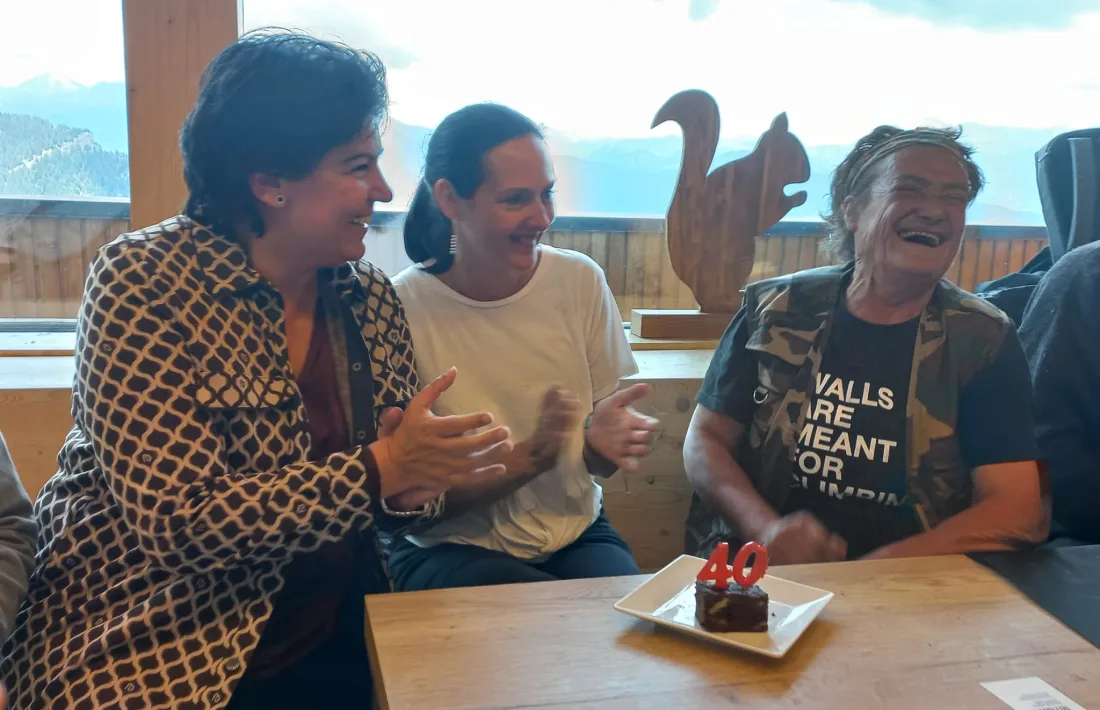 Sansa, Molné i la vaquera en el moment que va bufar les espelmes pel seu 40è aniversari.