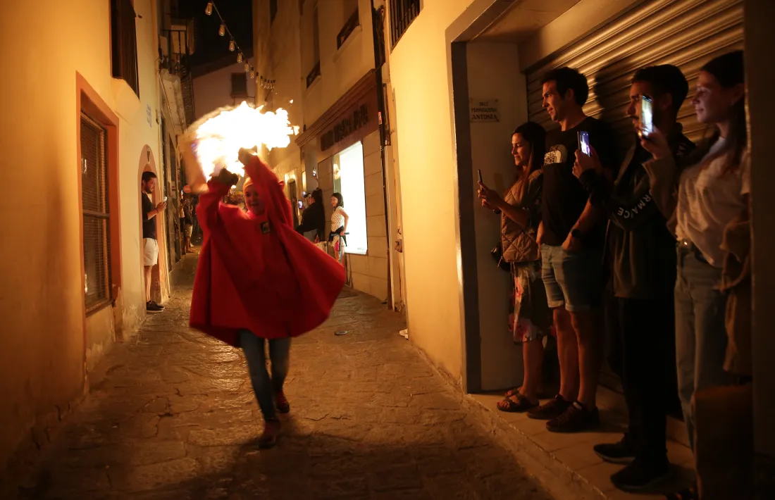 Els fallaires desfilen per l'antic carrer major.