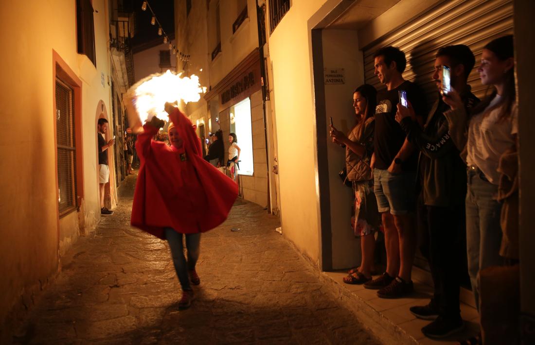 Els fallaires desfilen per l'antic carrer major.