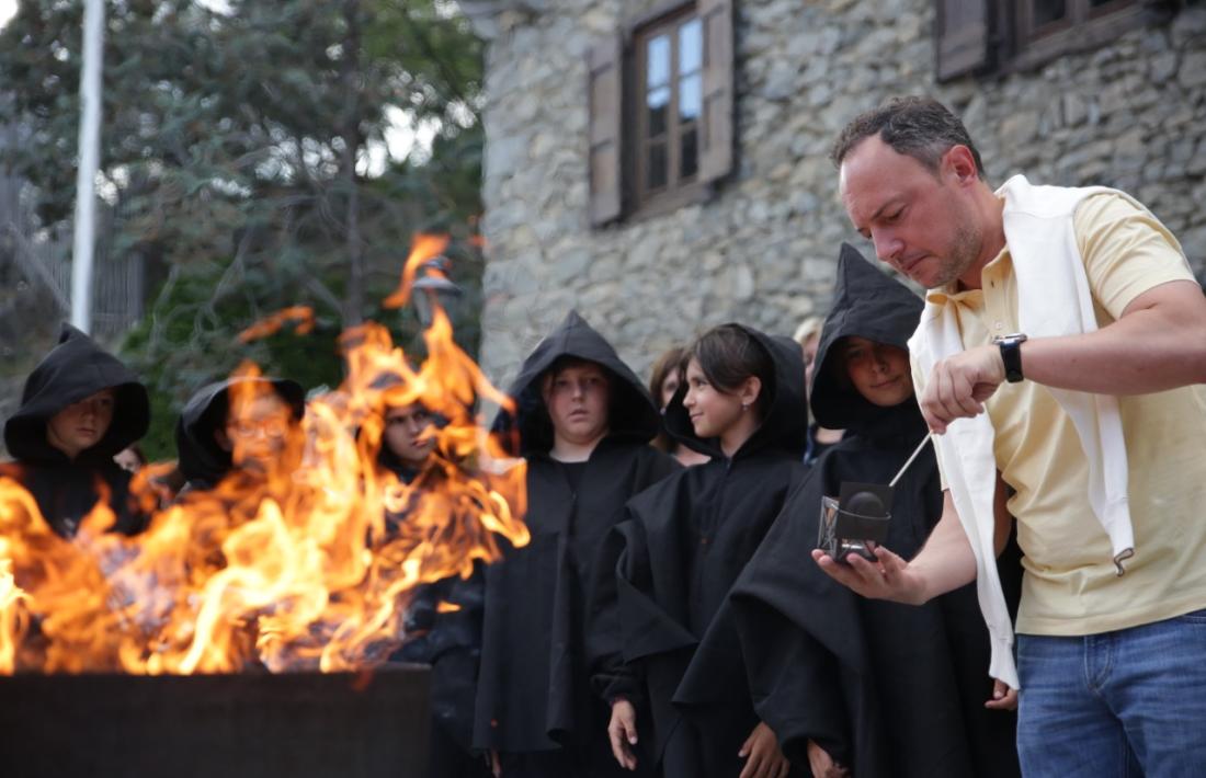Espot encèn una de les flames parroquials.