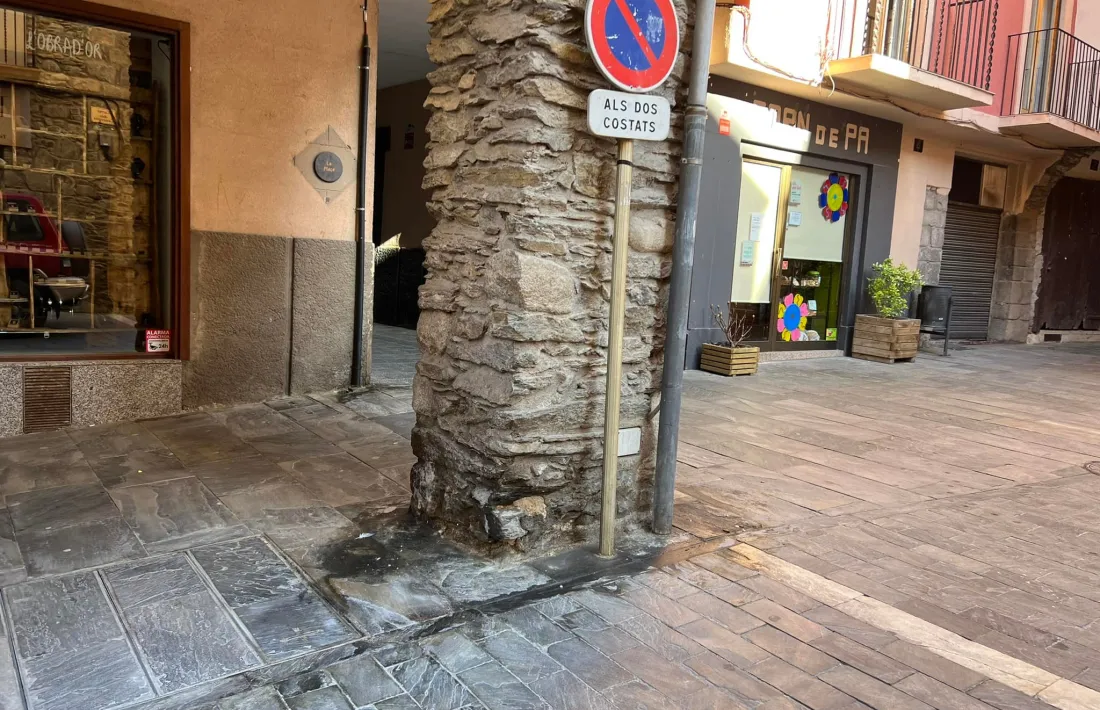 Els veïns es mostren alarmats pel deteriorament que pateix el carrer. 