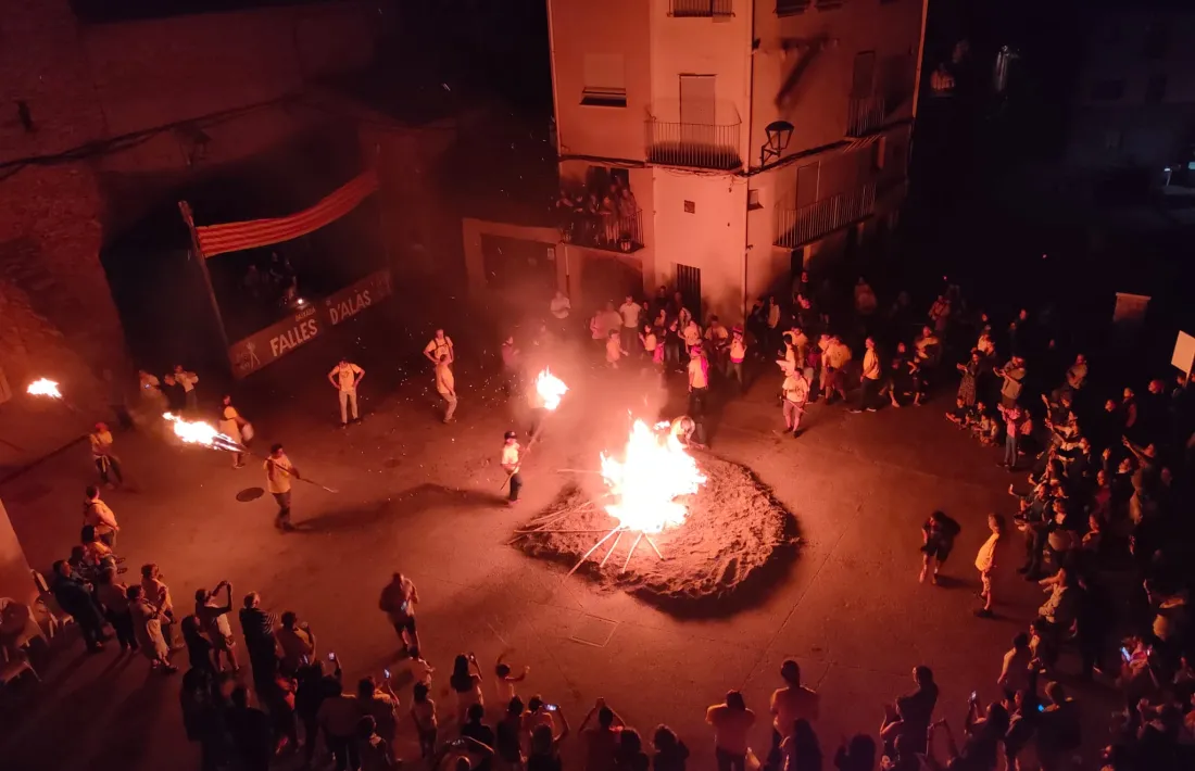Imatge de la celebració, amb la foguera ja encesa al poble d’Alàs.