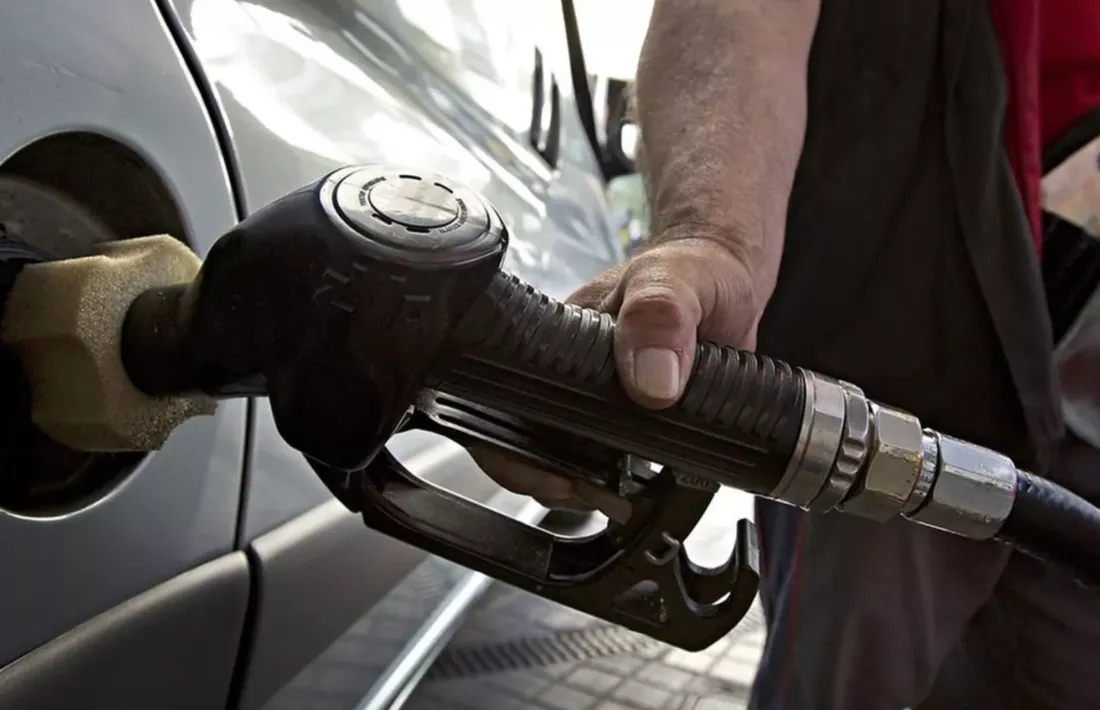 Personal d'una gasolinera omplint el dipòsit d'un vehicle.