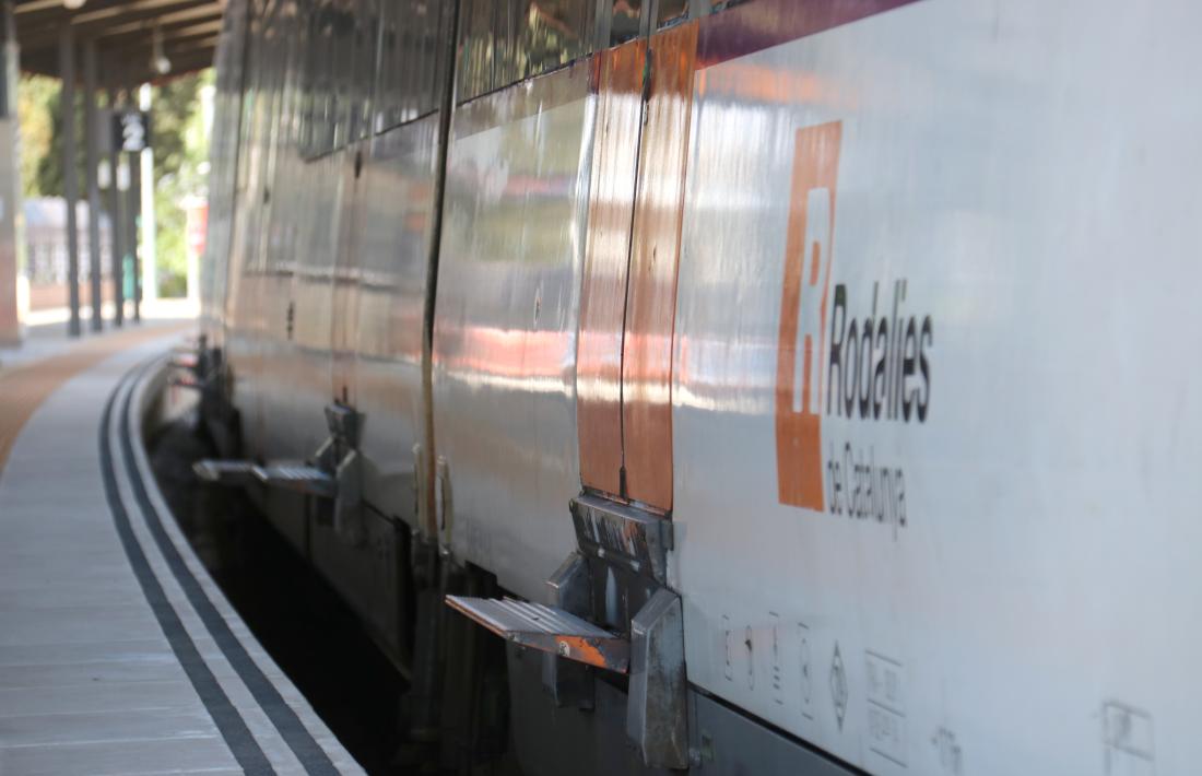 Un tren de Rodalies en una estació a Catalunya.