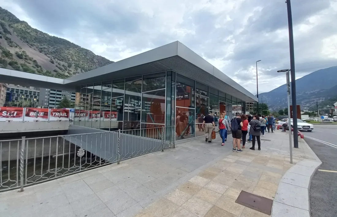 La cua donava tota la volta a l'estació.