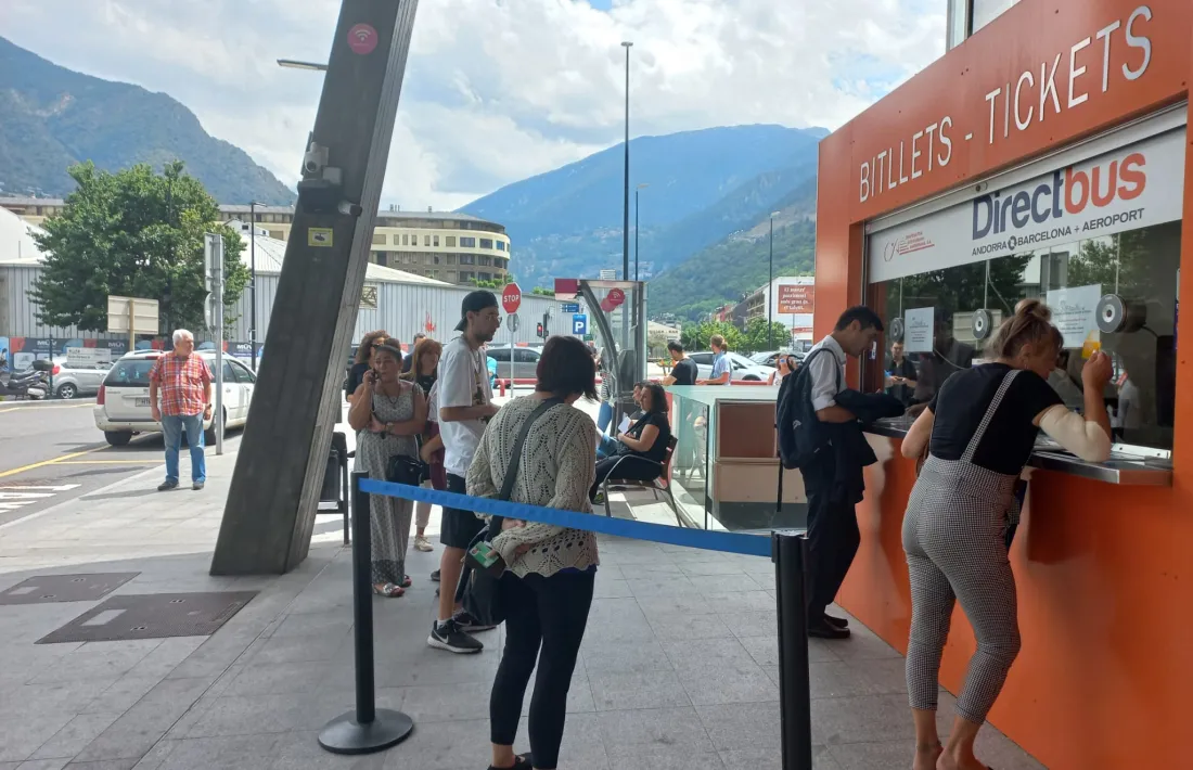 Hi ha dues cabines habilitades per poder fer el tràmit. 