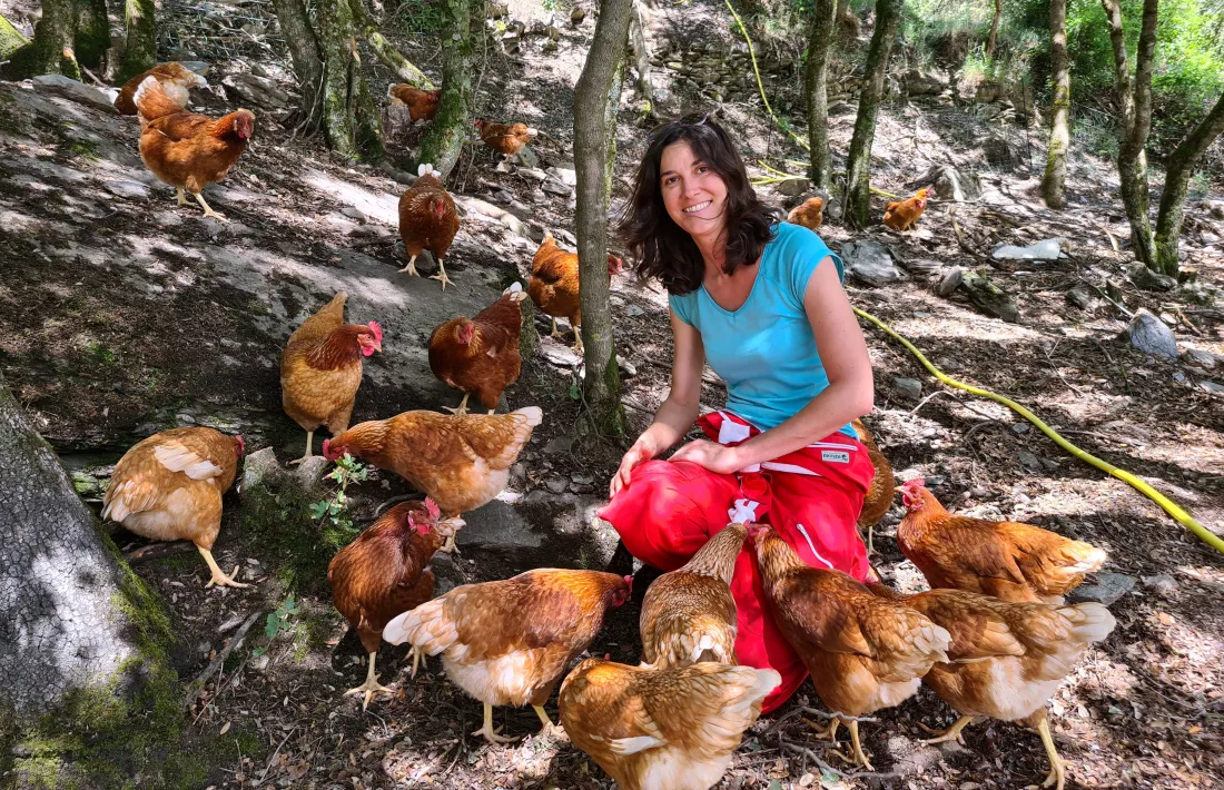 Núria Padrós, envoltada dels animals. 