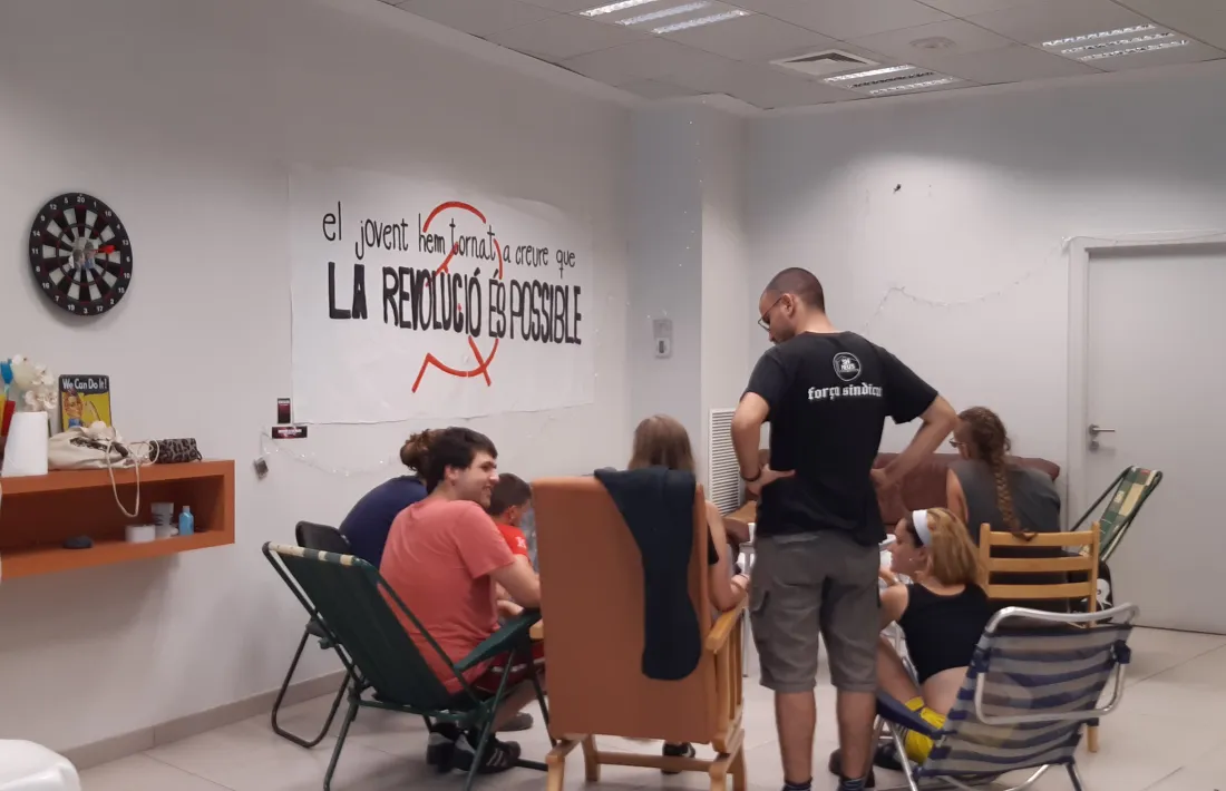 Part dels “usuaris”del “casal sociali sta” en què el col·lectiu Arran Alt Urgell ha reconvertit el local buit d’un banc.