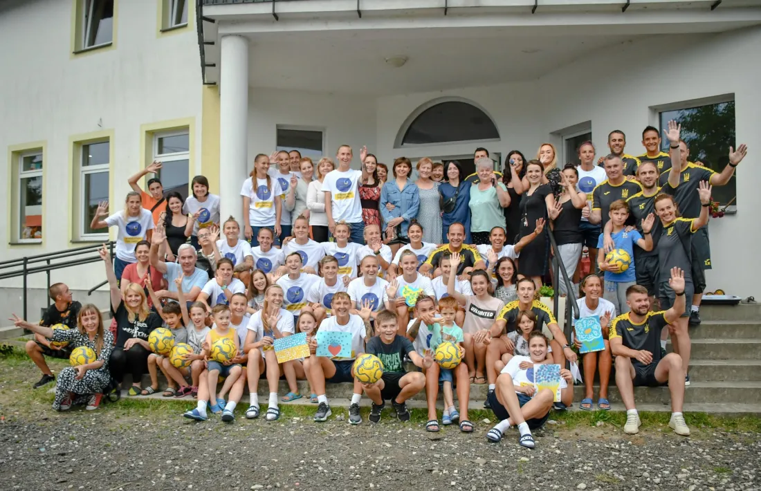 Jordi Escura, el primer per la dreta a l’última fila, en la visita al centre de refugiats de Rzeszów (Polònia).
