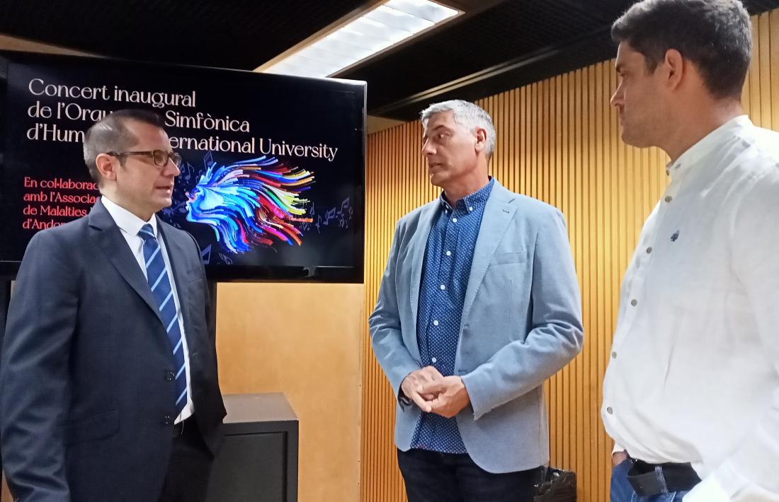 El president d’AMMA, Enric Manuel García, entre el rector en funcions, Manuel Añón, i el coordinador de Musicologia, Francisco Zacarías.