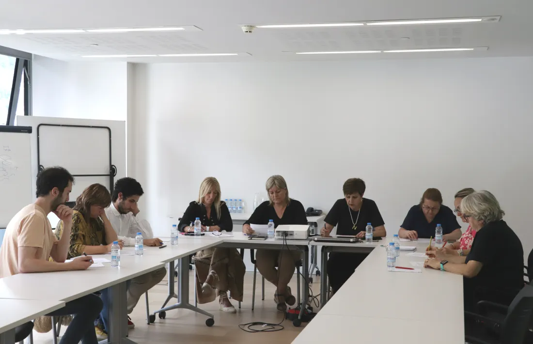 Un moment de la reunió dels grups de la majoria amb les associacions, ahir.