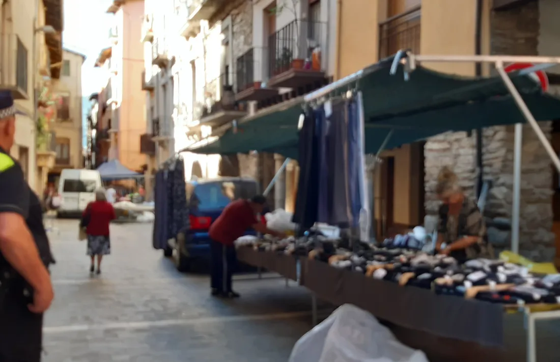 Les parades de roba i complements tornaven a instal·lar-se ahir a primera hora a Canonges. També es reforçarà la vigilància. 