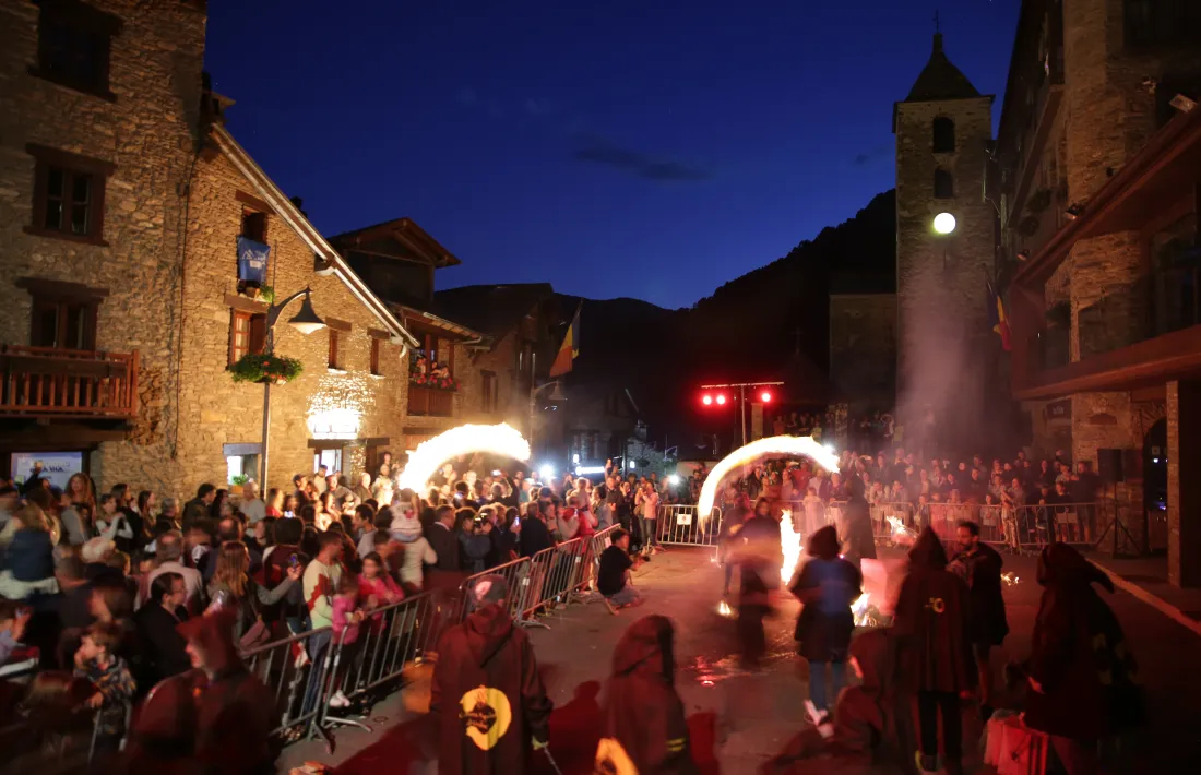 Centenars de persones van omplir els carrers del nucli antic d’Ordino per veure desfilar els fallaires de llum i de foc.