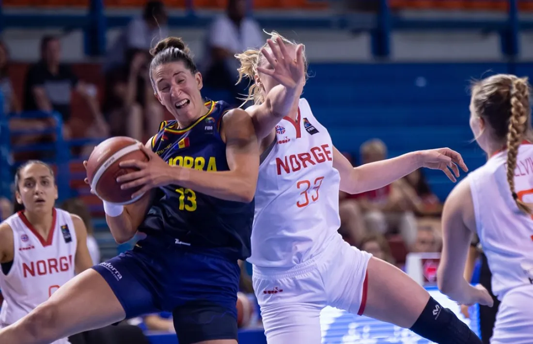 Clàudia Guri va debutar amb la selecció amb 6 punts i 13 rebots contra Noruega.