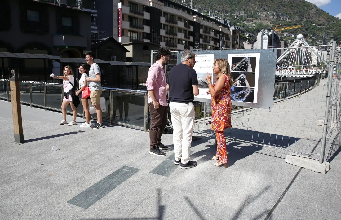 Conxita Marsol i els arquitectes Pere Cervós i Ricard de Déus, revisant el projecte de les fonts al riu Valira.