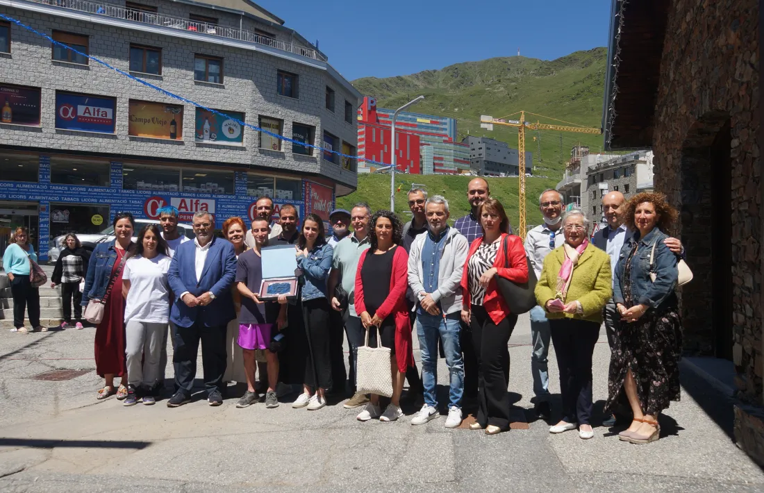 El Comú i la comissió de festes han fet entrega d’una placa commemorativa a la família del doctor Escoda.