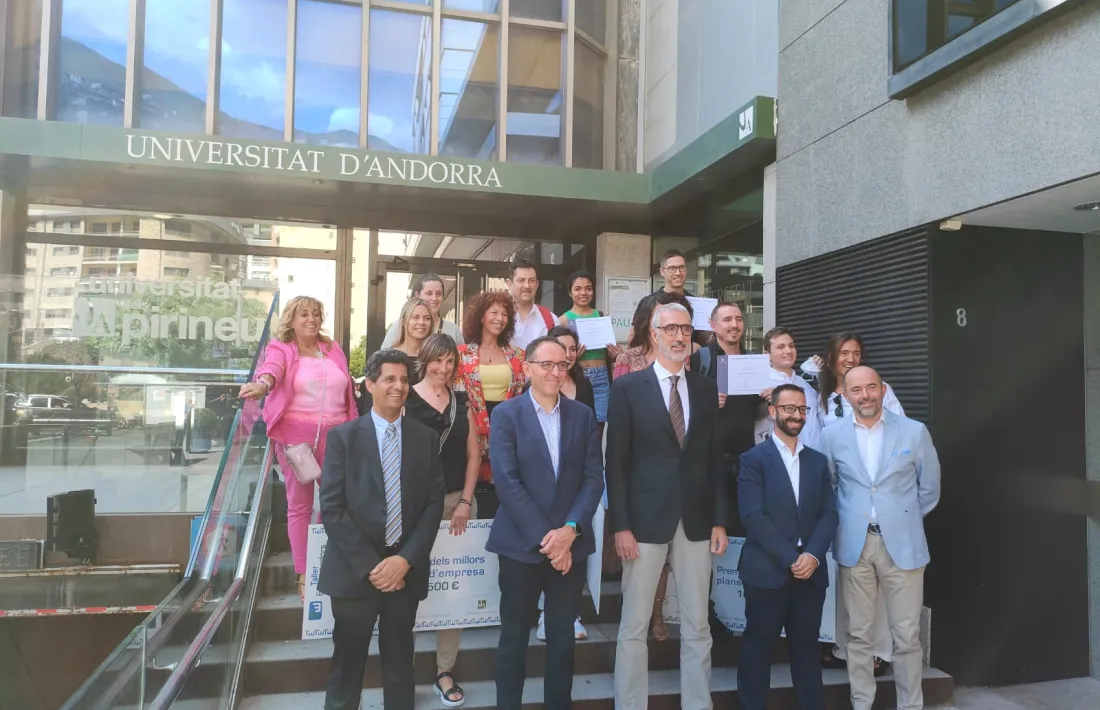 Un moment de l'entrega de diplomes als emprenedors que han acabat el Taller.