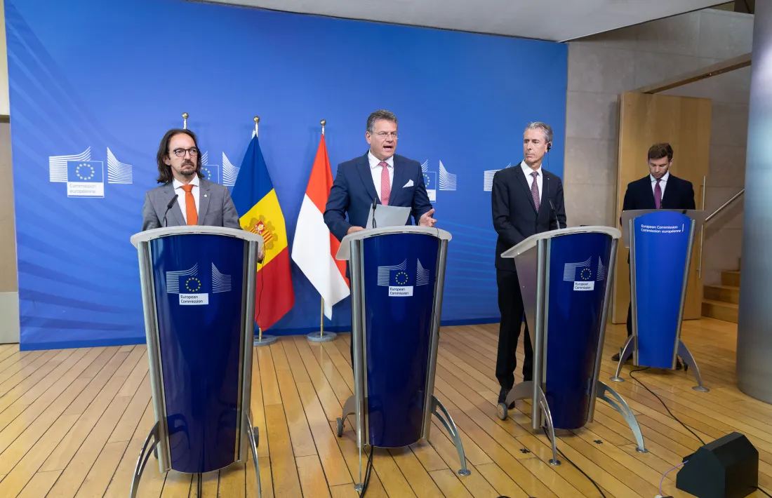 Landry Riba, Maros Sefcovic i Gilles Tonelli, en la compareixença prèvia a l'inci de la trobada d'avui a Burssel·les.