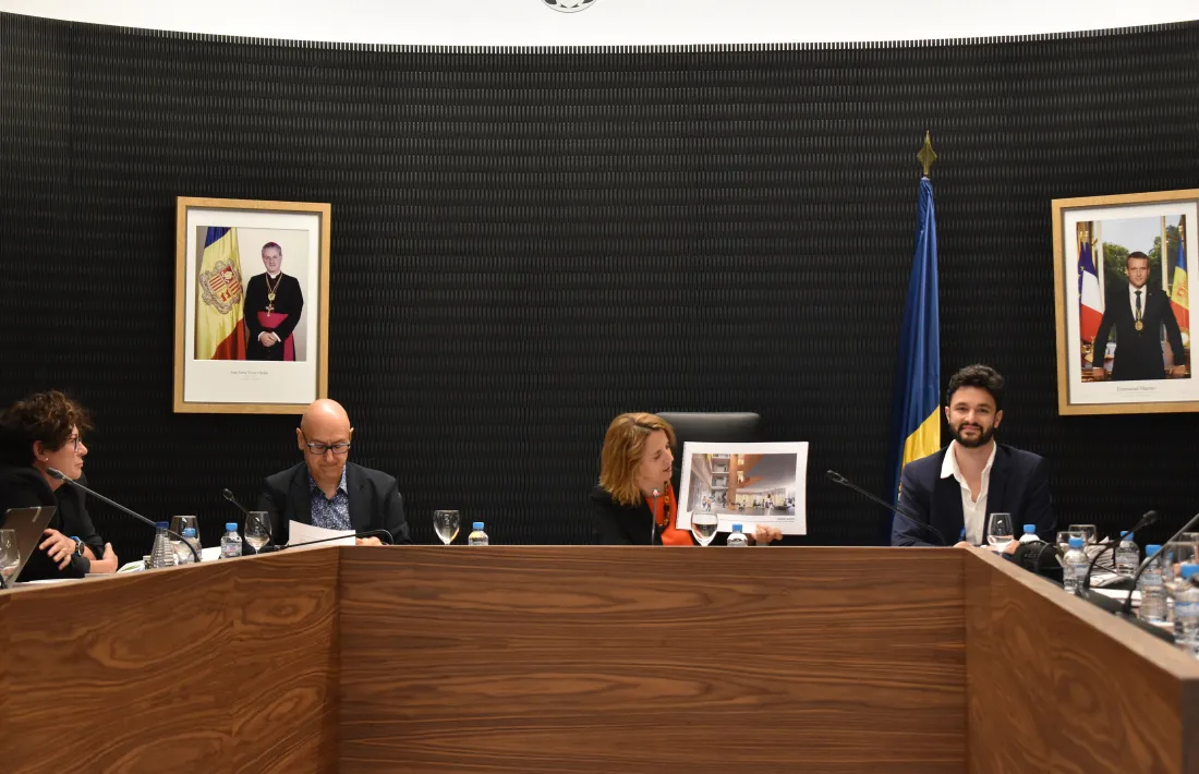 La cònsol major, Rosa Gili, ensenyant el render dels pisos a preu assequible que es construiran a l'avinguda del Pessebre, número 60.