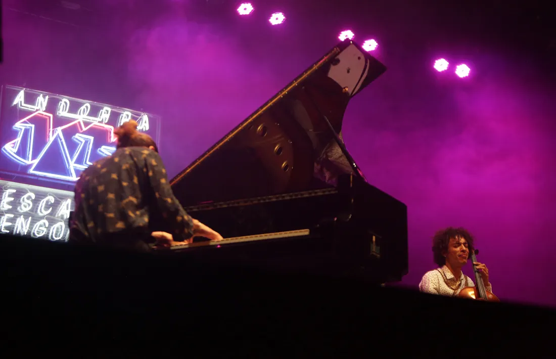 El Prat del Roure no és la vela del Parnal però en conserva el neó original, tan 80’s: ahir hi van desfilar Marco Mezquida, Martín Meléndez (violoncel) i Aleix Tobias (percussions).