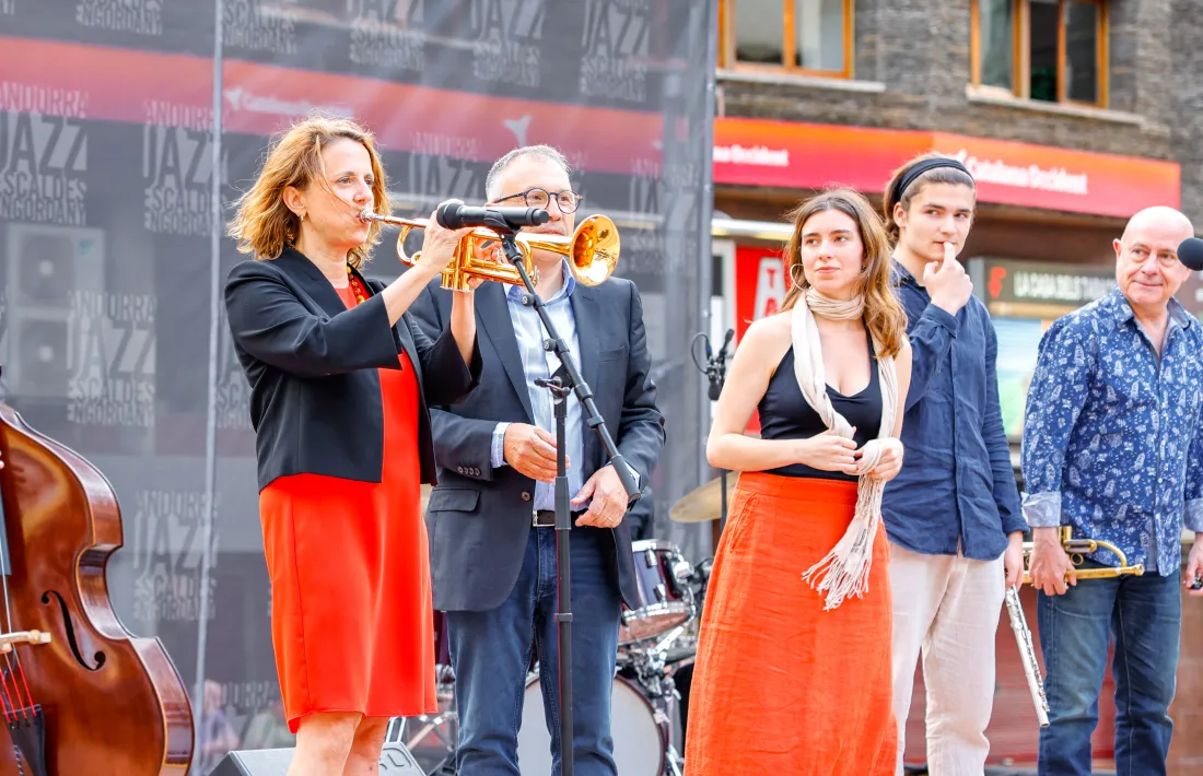 Gili fent sonar la trompeta.