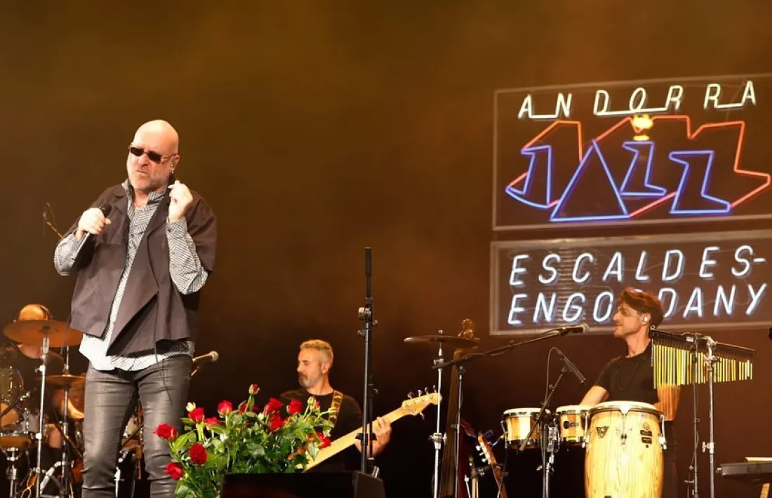 Mario Biondi, amb l’espectacular banda, a l’escenari del Prat del Roure.