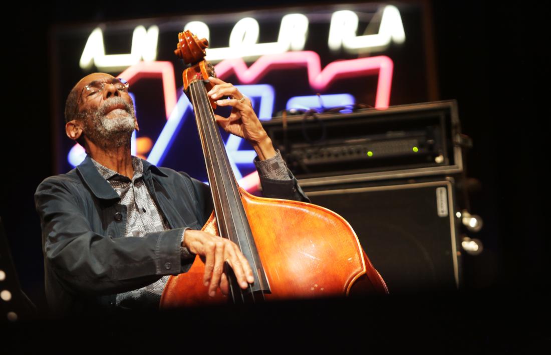 Ron Carter. Presència escènica, elegància i una d’aquelles llegendes vives per als amants del jazz. 